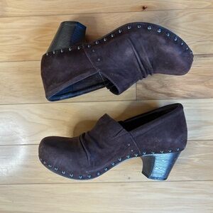 Dansko Nori Suede Heeled Clogs Womens Sz 40 (US 9-9.5) Brown Studded Slip On